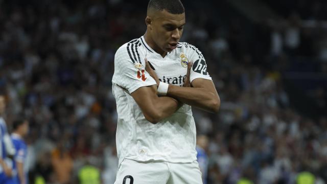 Kylian Mbappé celebra su gol ante el Deportivo Alavés.