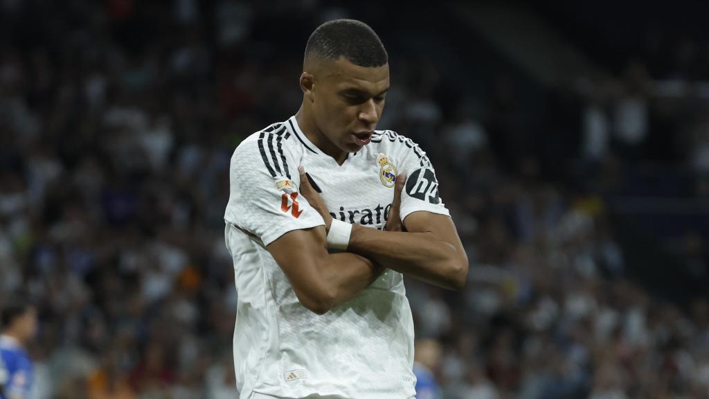 Kylian Mbappé celebra su gol ante el Deportivo Alavés.