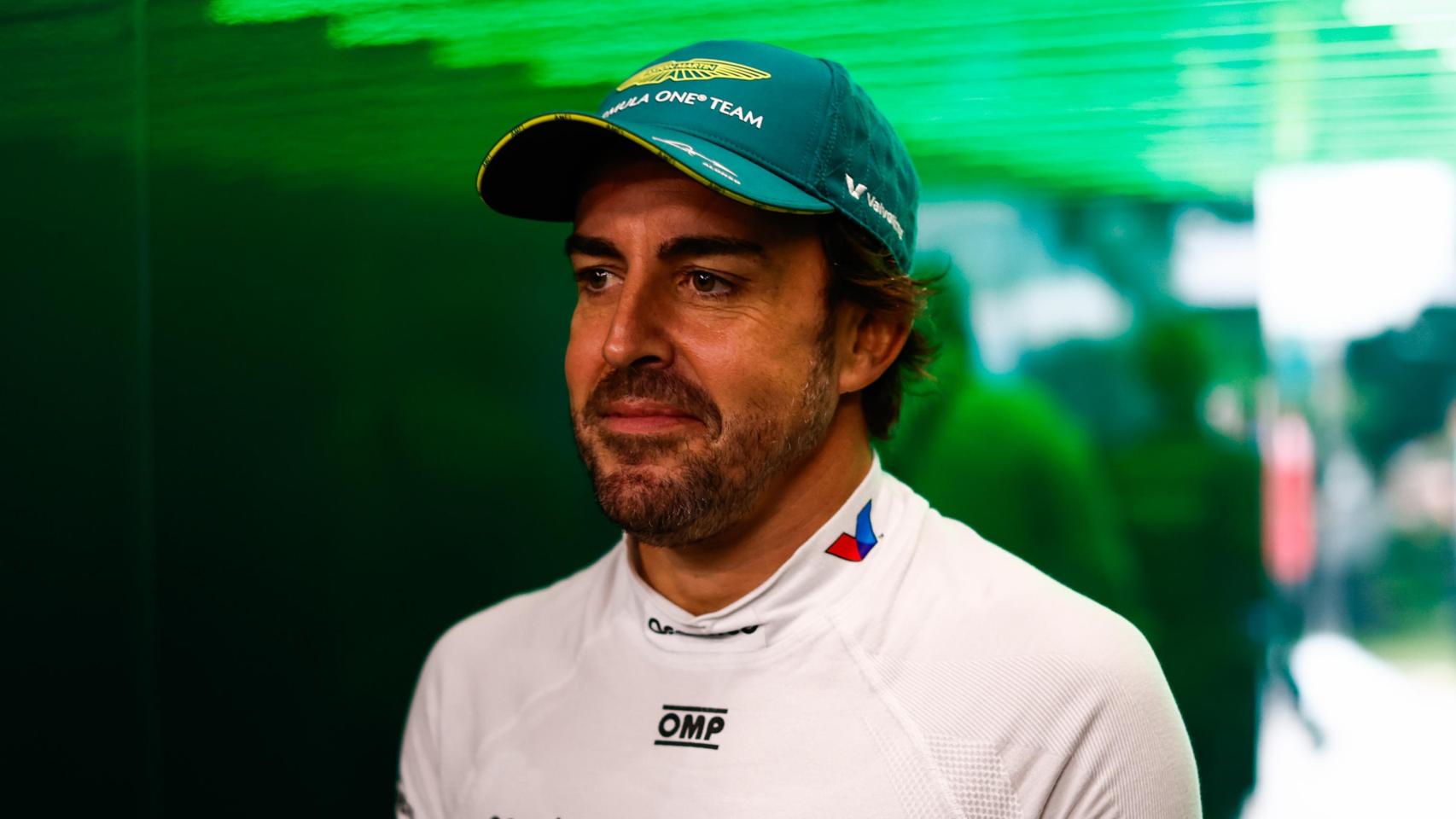 Fernando Alonso entrando al box de Aston Martin en el GP de Singapur