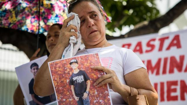 Una mujer llora en una manifestación contra la detención de menores en las protestas de Venezuela por los resultados electorales, el 18 de septiembre en Caracas. Foto: EFE/Miguel Gutiérrez