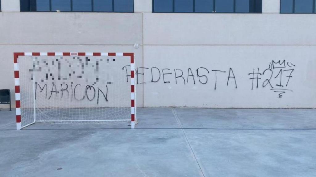 La pintada, realizada en el patio del centro, ya ha sido borrada.