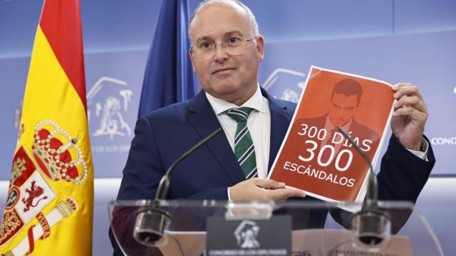 Miguel Tellado, portavoz del PP en el Congreso, posa con el documento '300 días, 300 escándalos'.