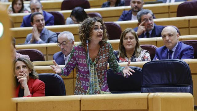 La vicepresidenta segunda y ministra de Hacienda, María Jesús Montero, responde una pregunta durante el pleno del Senado donde se celebra la sesión de control al Gobierno, este martes en Madrid.