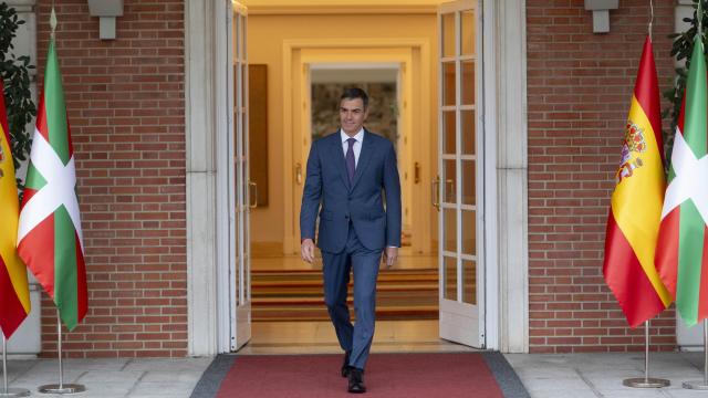 El presidente Sánchez, antes de recibir en la Moncloa al lehendakari Pradales, el viernes pasado.