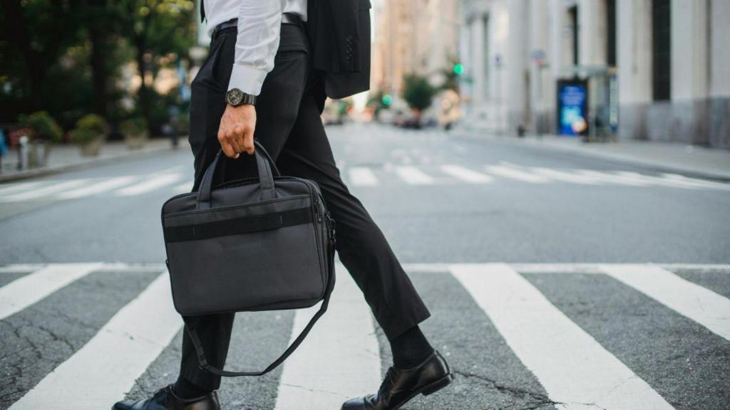 Resistente al agua, acolchado y elegante: así es el maletín para perfecto para ir a la oficina ahora por solo 15€