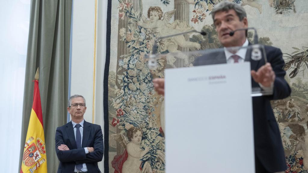 El gobernador del Banco de España, José Luis Escrivá, durante la ceremonia de toma de posesión de su cargo. De foto, Pablo Hernández de Cos, su antecesor.