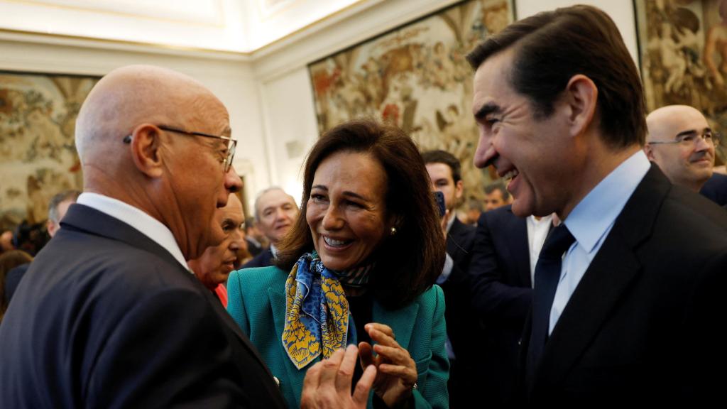 Josep Oliu, presidente de Sabadell, conversa con Ana Botín, presidenta de Santander, y Carlos Torres, presidente de BBVA, durante la toma de posesión de José Luis Escrivá como nuevo gobernador del Banco de España.