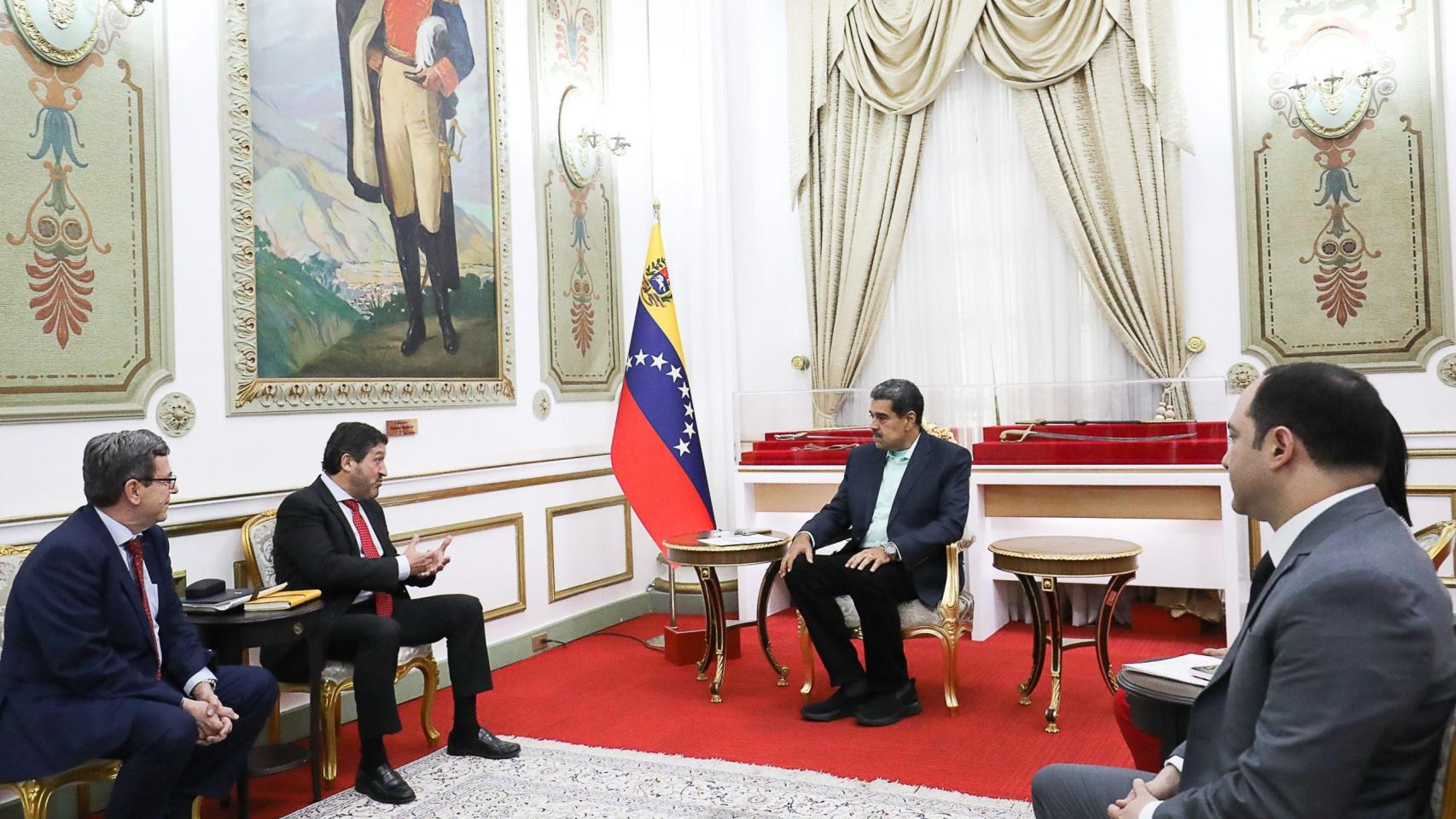 Directivos de Repsol se reúnen con Maduro en Venezuela.