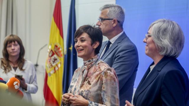 La ministra de Vivienda y Agenda Urbana, Isabel Rodríguez (1i), el secretario de Estado de Vivienda y Agenda Urbana, David Lucas (2i), y la directora general de SEPES, Leire Iglesias (1d), durante un briefing sobre las actuaciones de la SEPES, a 23 de septiembre de 2024.