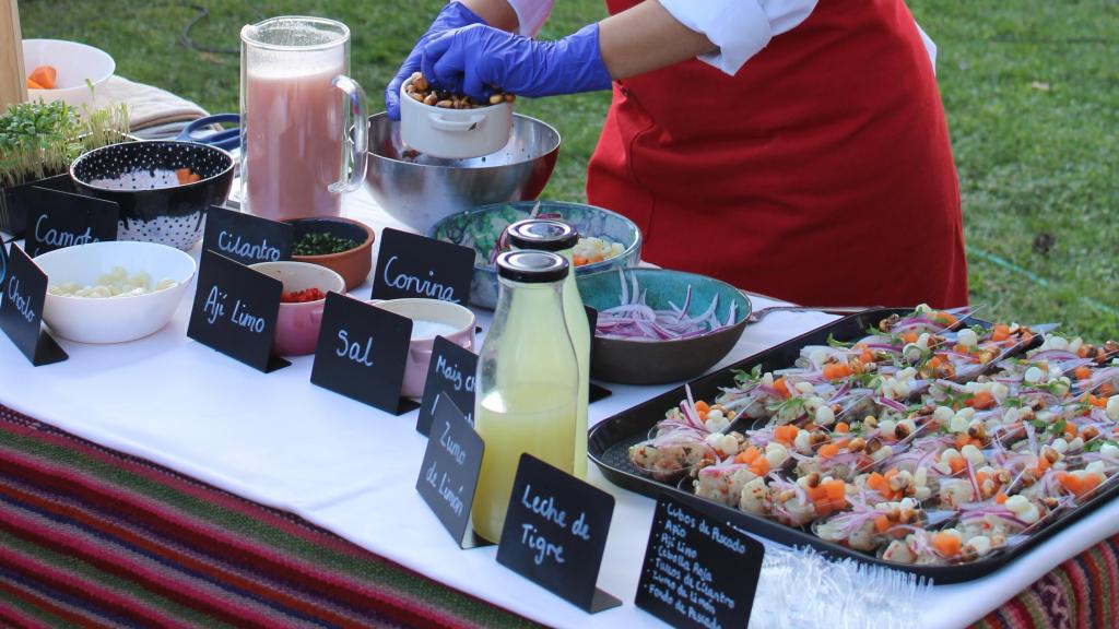 La chef Valeria Chirinos preparando un ceviche peruano en la presentación del Festival de la Tapa Peruana 2024.