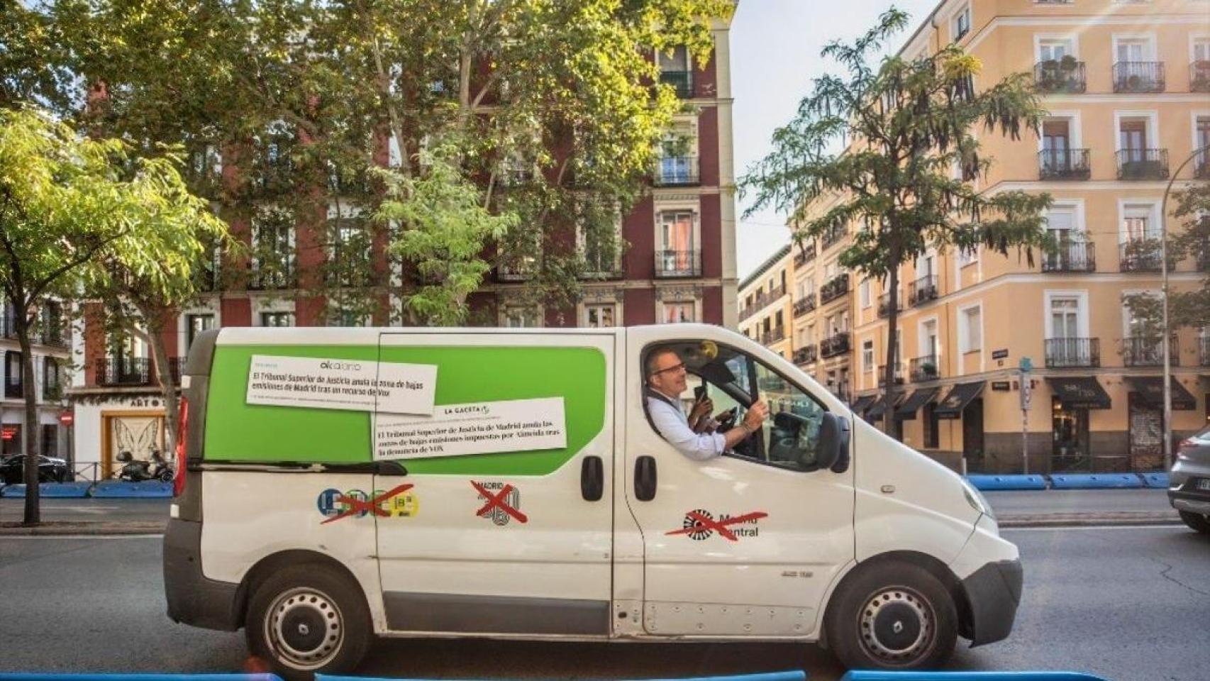 El portavoz de Vox en el Ayuntamiento de Madrid, Javier Ortega Smith, recorriendo en furgoneta la ciudad contra el recurso de Almeida al fallo judicial que anula las ZBE.