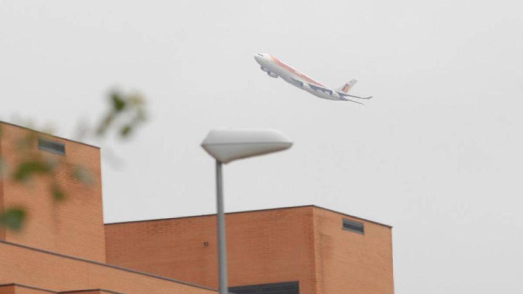 Un avión sobrevolando San Sebastián de los Reyes.