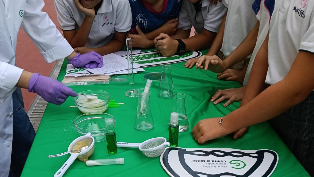 Niños de un colegio de Málaga haciendo un taller por el Día Mundial de la Investigación en Cáncer.