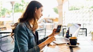 Las cafeterías, en pie de guerra contra el teletrabajo en sus locales: ¿pueden limitarte el acceso?