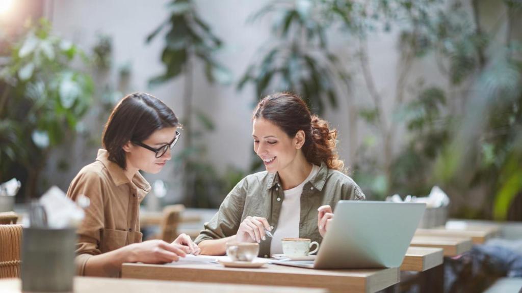 Dos clientes usando el wifi gratis de un local