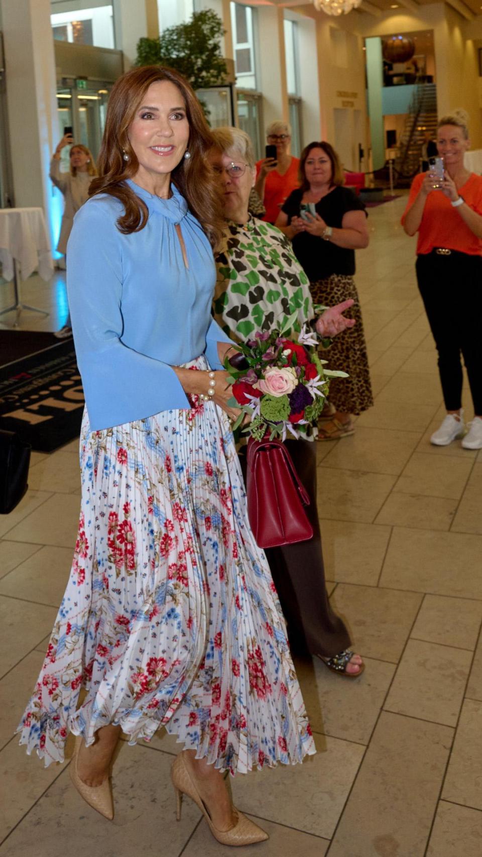 Mary de Dinamarca, con camisa de Victoria Beckham.