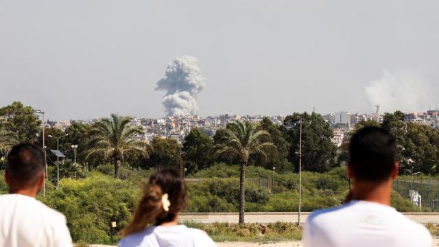 VÍDEO | Israel amplía los ataques en Líbano y miles de personas huyen del sur del país