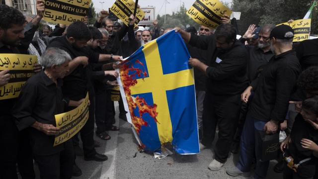 Quema de banderas de Suecia en Irán en protesta por la quema del Corán.