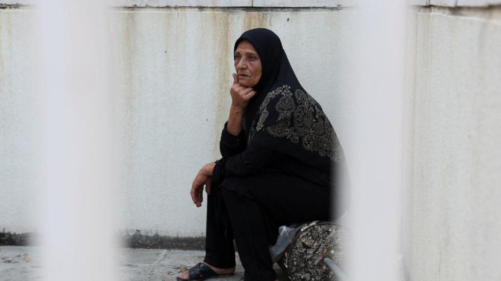 Una mujer desplazada en el Instituto Técnico de Bir Hassan de Beirut, convertido en un refugio.