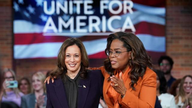 La candidata demócrata a la presidencia estadounidense, Kamala Harris, junto a la presentadora Oprah Winfrey, durante un acto de campaña en Detroit el pasado jueves.