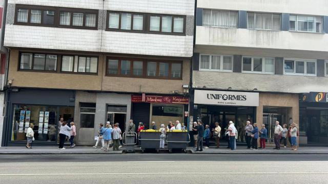 Colas en agencias de viajes de A Coruña para conseguir plaza en viajes del Imserso