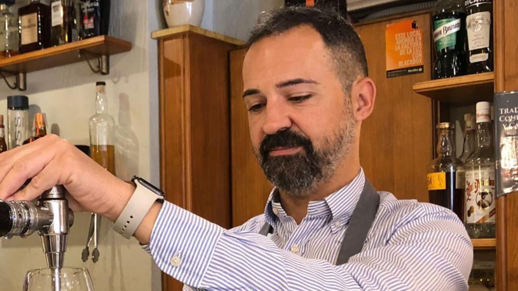 Francisco Campillo (d), dueño del Restaurante Carlos. A la izquierda, una foto de su abuelo dirigiendo el local a principios de los 80.