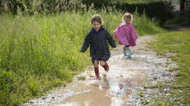 Niñas jugando en el barro.