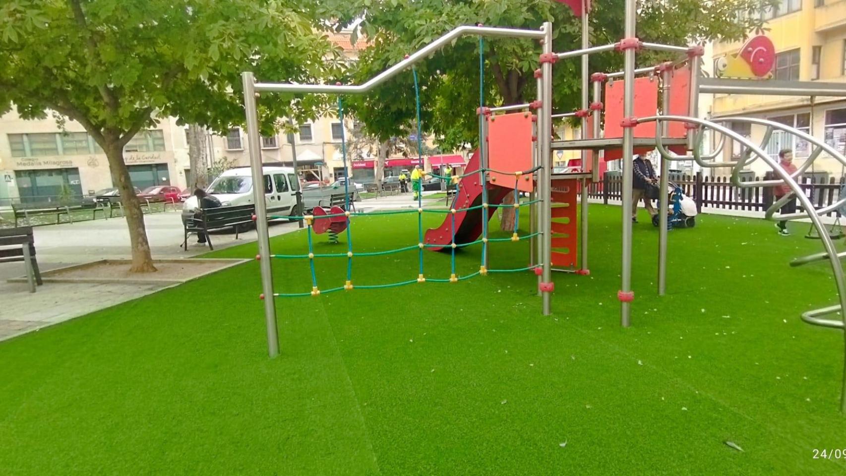 Parque de la plaza del Cuartel Viejo con el nuevo césped artificial