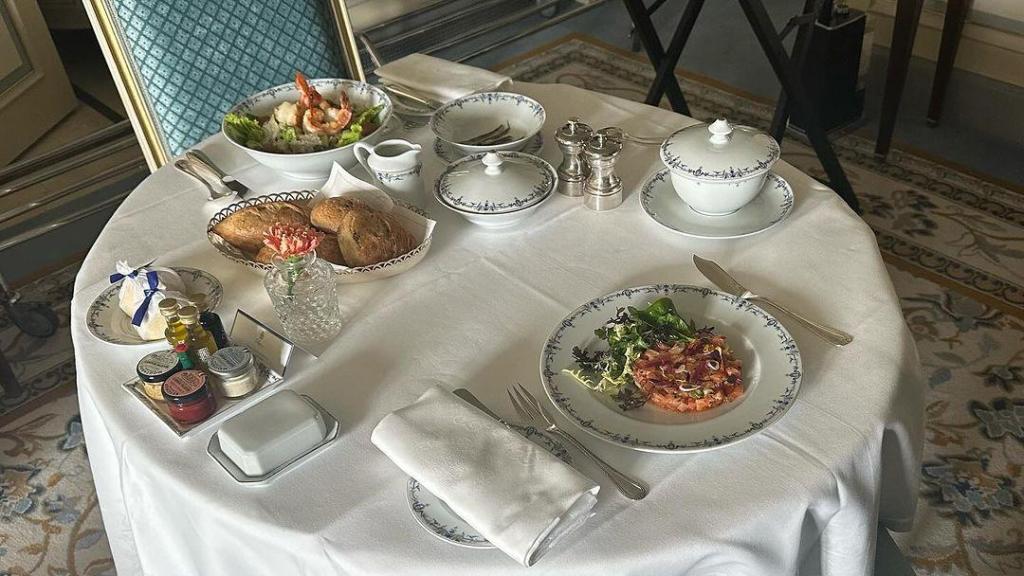 La comida de Rosalía en la habitación del hotel.