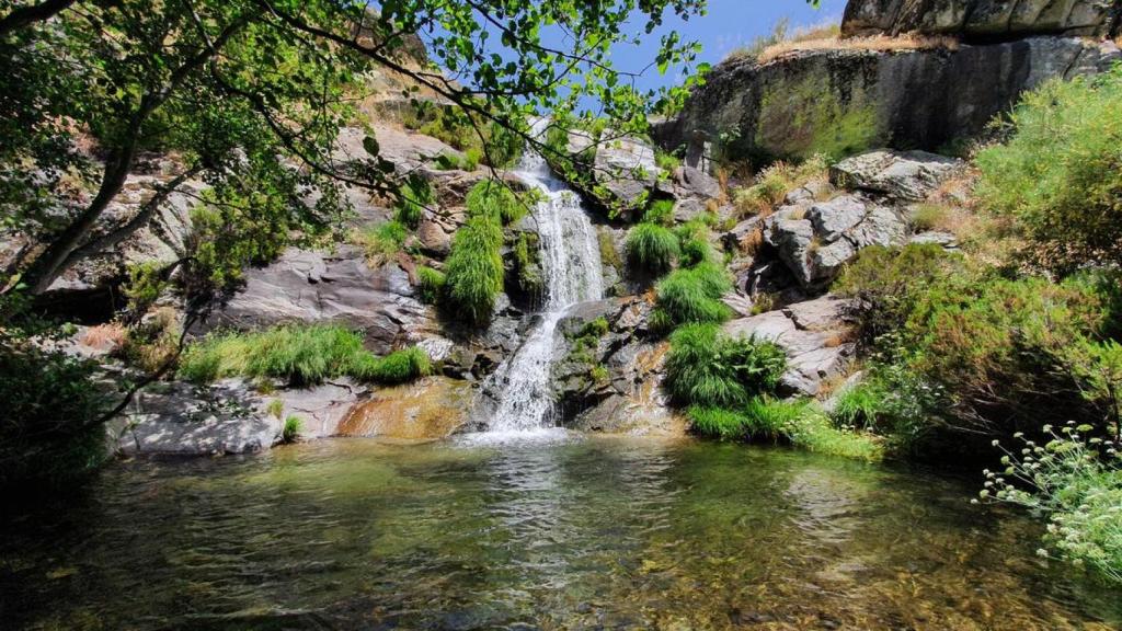 Cascada y piscina natural en el Valle del Ambroz.