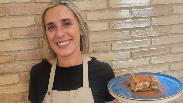 Elisa Galvani con el tiramisú que cocina en su local de Valencia, una receta originaria de su abuela italiana. EE