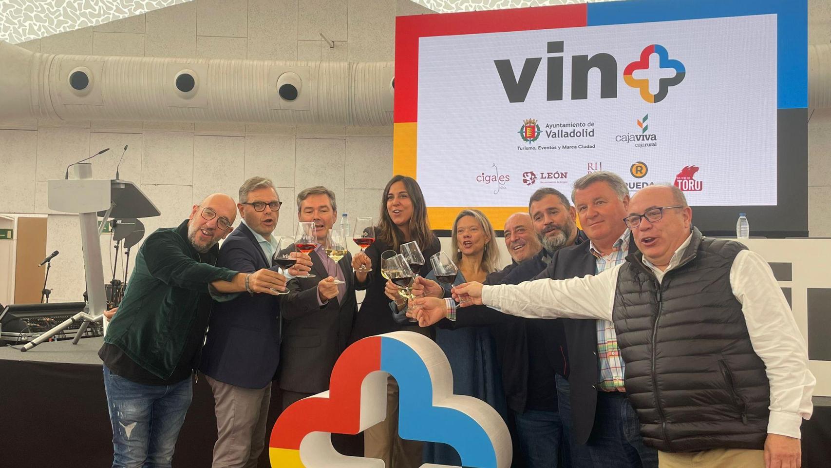 Brindis en la inauguración del festival 'Vino+ Valladolid'.