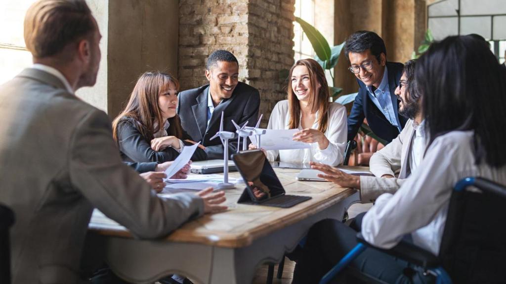 Grupo de empresarios manteniendo una reunión.