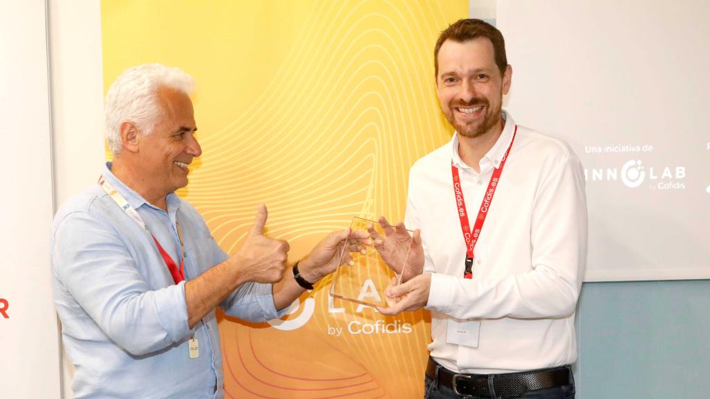 El CEO de Lernmi recoge el premio como ganador del programa de aceleración Cofidis Startup Booster 2024.