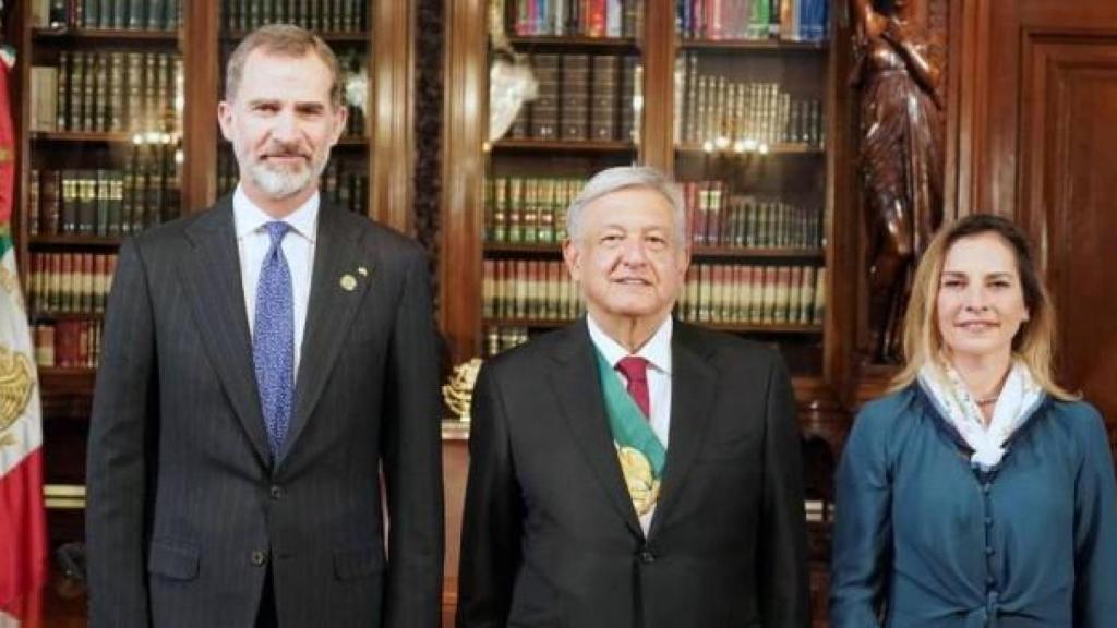 Felipe VI, Andrés Manuel López Obrador y su esposa Beatriz Gutiérrez en México en 2018.