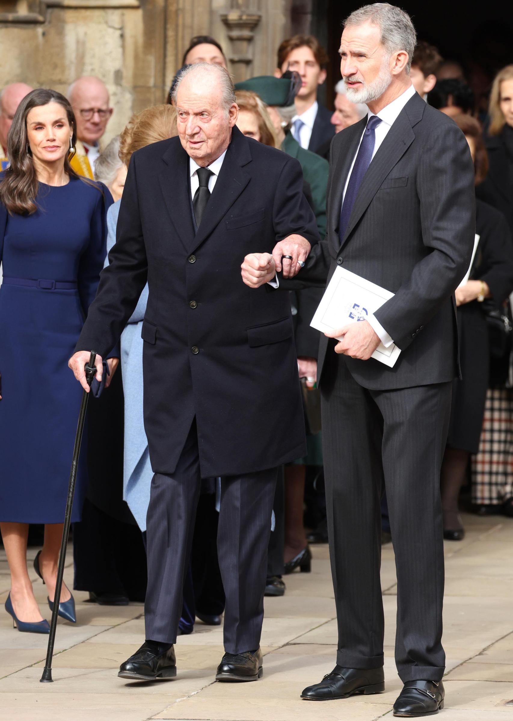 El rey emérito y el rey Felipe VI junto a la reina Letizia, al fondo, en Windsor, el pasado mes de febrero.