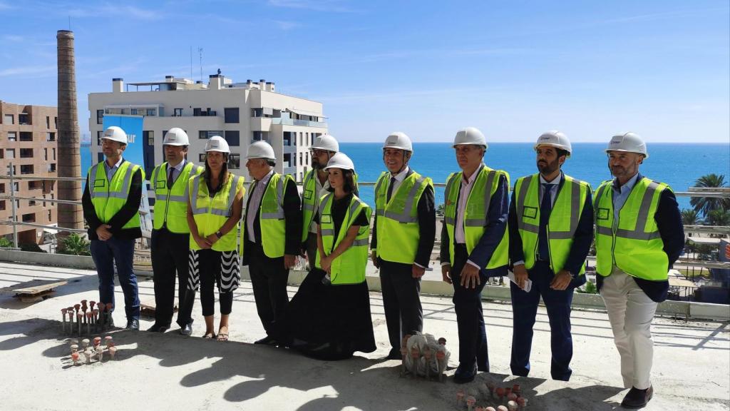 Imagen de la visita al edificio Ágora, promovido por Grupo Insur en el litoral oeste de Málaga.