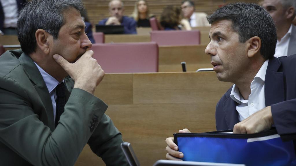 Vicente Barrera (Vox) y Carlos Mazón en las Cortes Valencianas