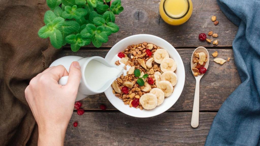 Leche con fruta y nueces.