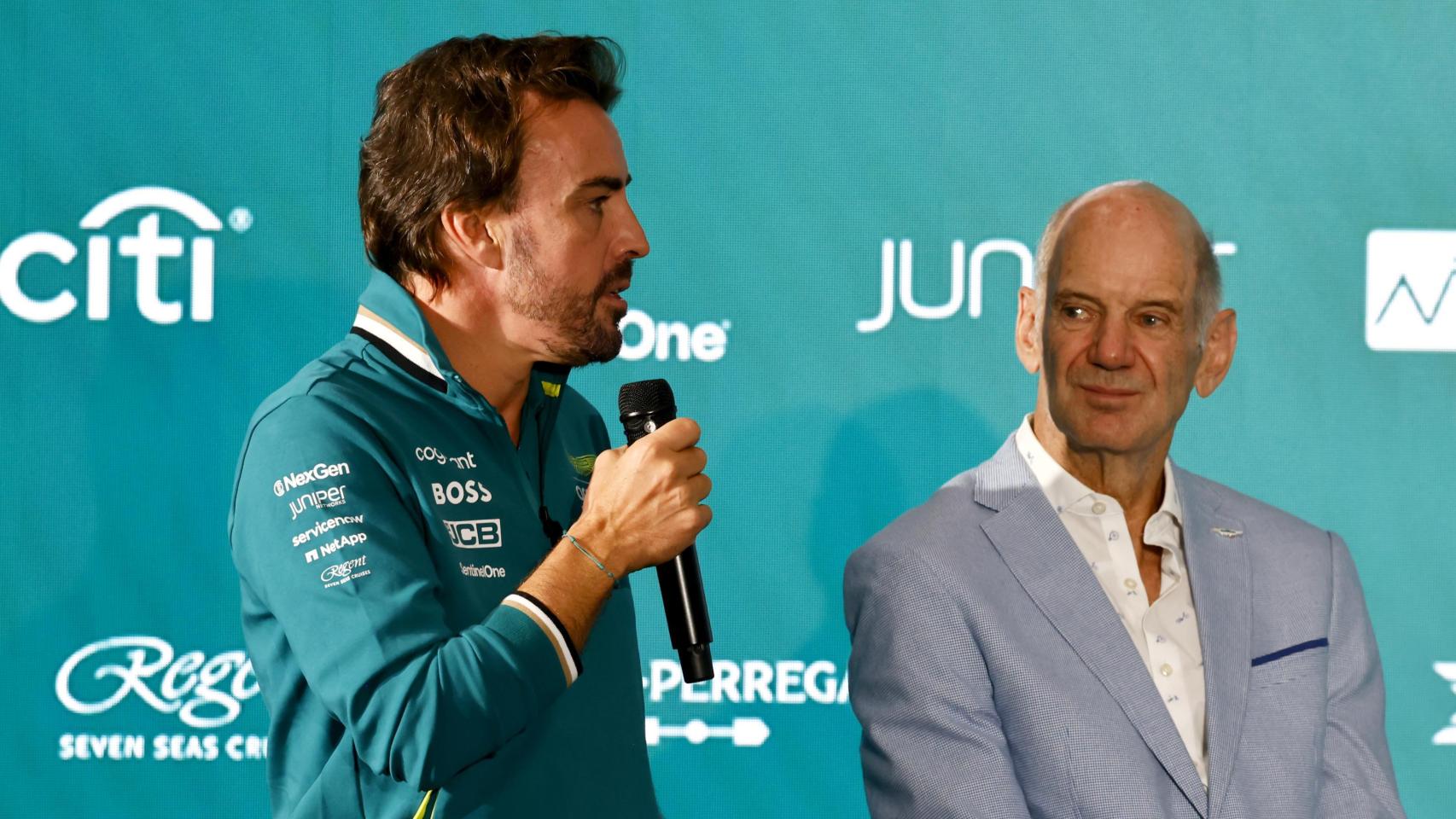 Fernando Alonso, junto a Adrian Newey en la sede de Aston Martin