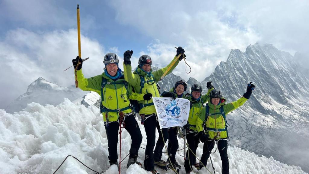 Celebran la llegada a la cima, de izquierda a derecha: Álvaro, José Antonio, Leticia, Pepe y Pilar.