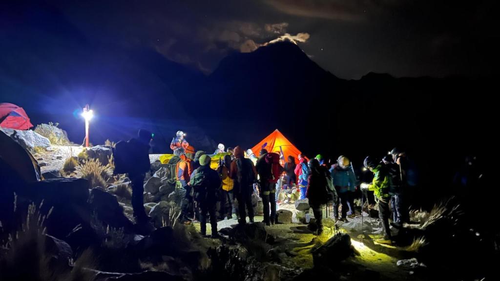 Vista nocturna del Campamento Morrena instantes antes de que los cinco expedicionarios partieran rumbo al Vallunaraju.