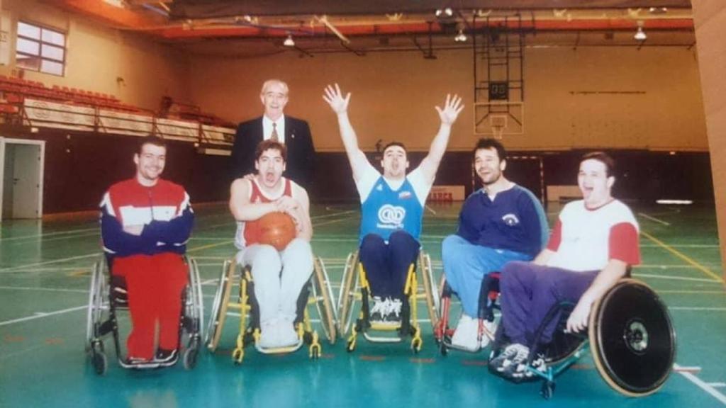 El actor Javier Bardem, sujetando una pelota de baloncesto, junto a varios jugadores de la selección española entre los que se encuentra Miguel Ángel.