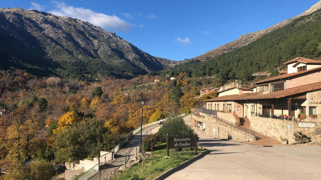 El Hotel - Restaurante El Rincocito de Gredos está situado frente a la sierra, en un pueblo de Ávila llamado un pueblo llamado Cuevas del Valle.