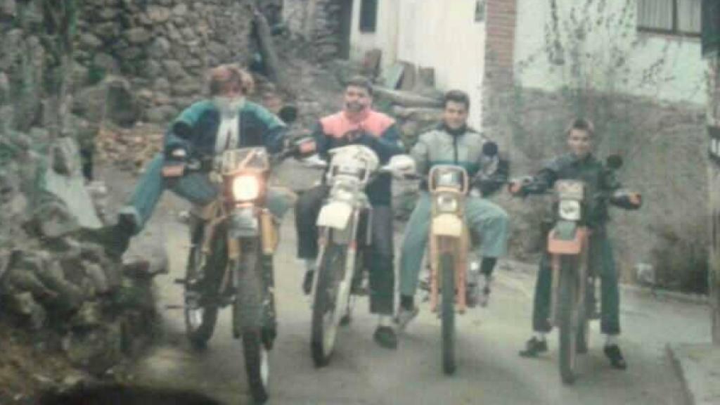 Miguel Ángel en moto, junto a sus amigos, durante su adolescencia, antes de sufrir el accidente que le dejo parapléjico.