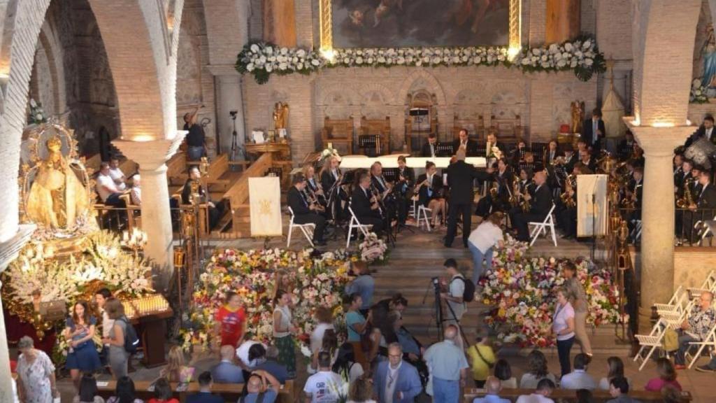 La Virgen del Rosario procesiona por las calles de Olías del Rey el domingo 6 de octubre.