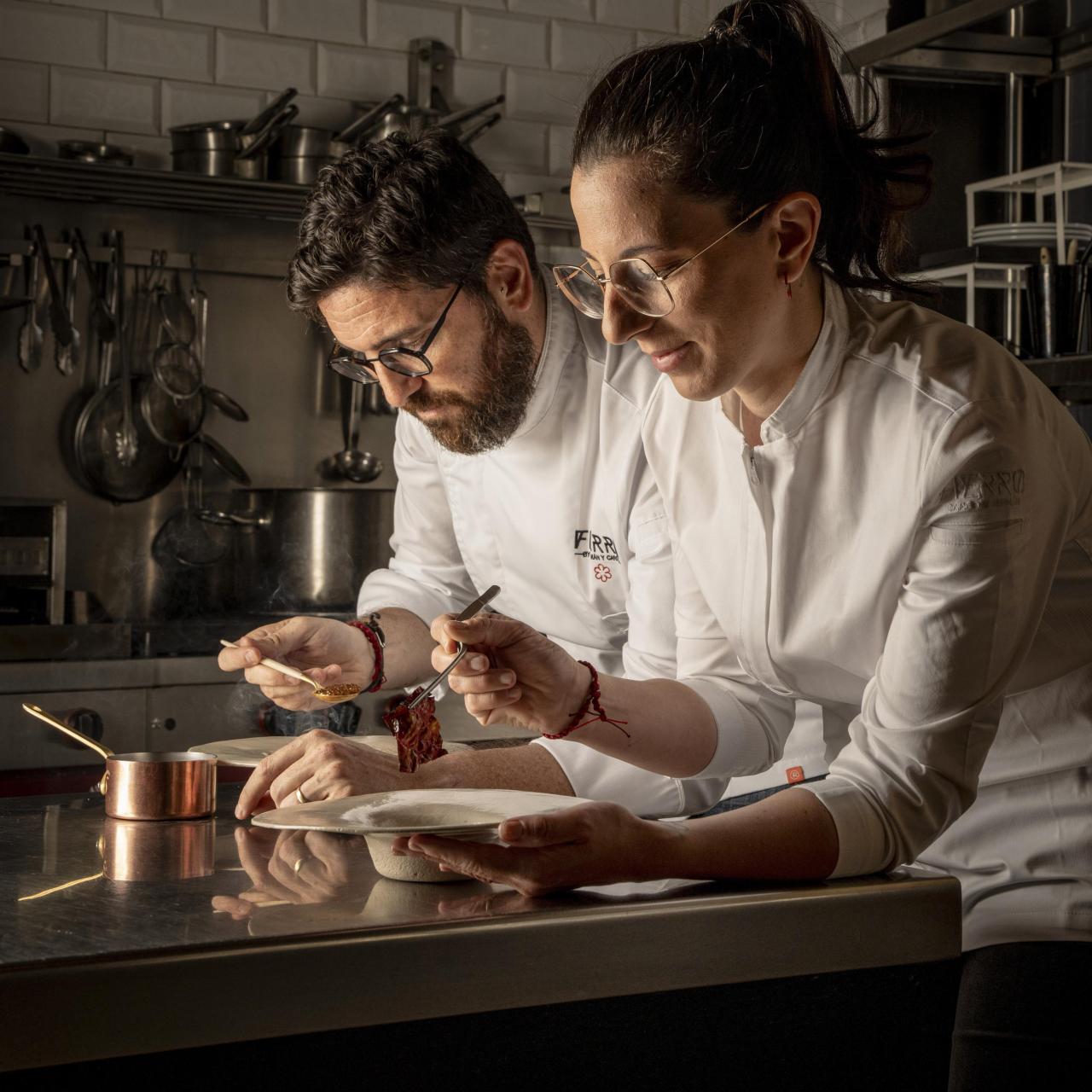 Carito Lourenço en la cocina de Fierro junto a Germán Carrizo.