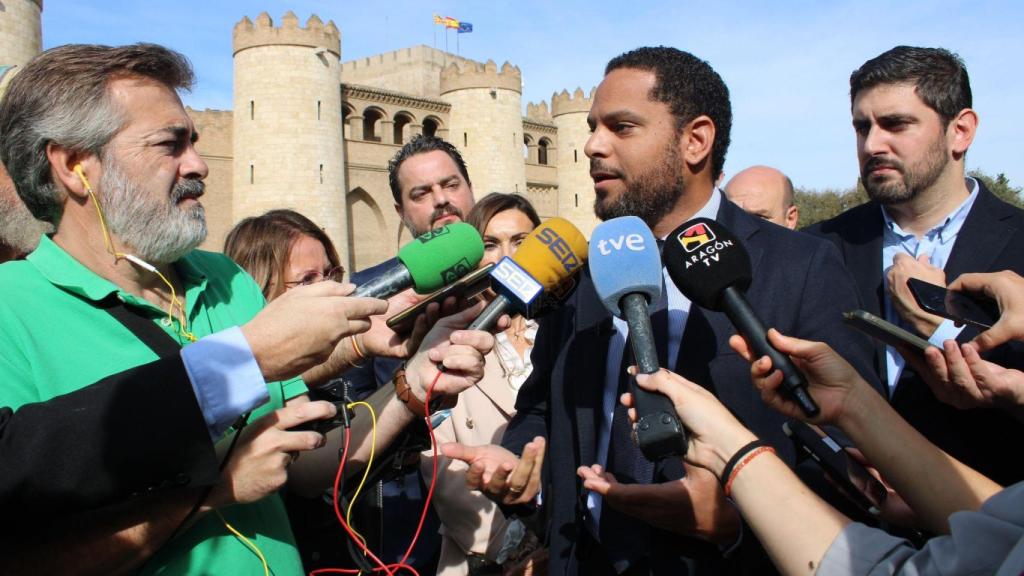 Garriga ha estado acompañado del portavoz de Vox en las Cortes y exvicepresidente de Aragón, Alejandro Nolasco