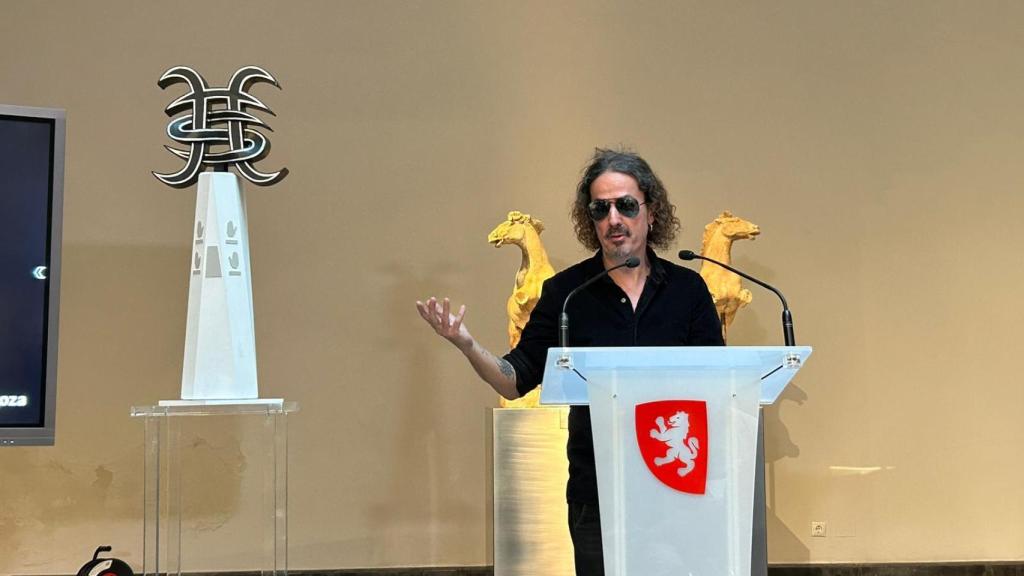 Pedro Andreu, batería de Héroes del Silencio, en la presentación de la escultura en Zaragoza.