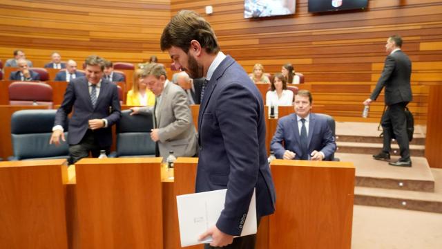 El portavoz de Vox, Juan García-Gallardo, pasa por delante del presidente de la Junta, Alfonso Fernández Mañueco, en el pleno de las Cortes de Castilla y León de este martes